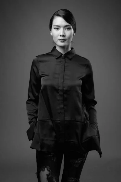 스튜디오는 흑백으로 셔츠를 아름다운 아시아 여성의 모습을 촬영했다 — 스톡 사진