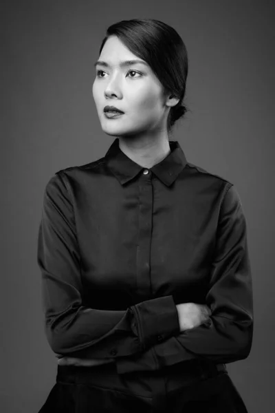 Estudio Hermosa Mujer Negocios Asiática Con Camisa Negra Sobre Fondo —  Fotos de Stock