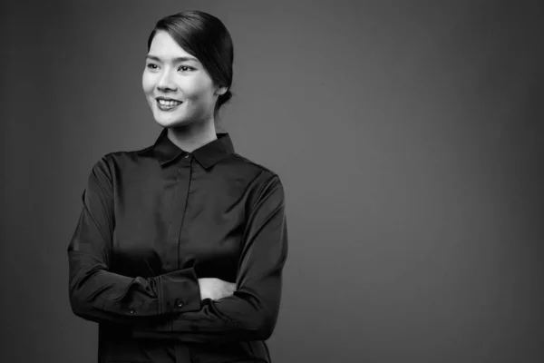 Siyah Gömlekli Güzel Asyalı Kadınının Gri Arka Planda Siyah Beyaz — Stok fotoğraf