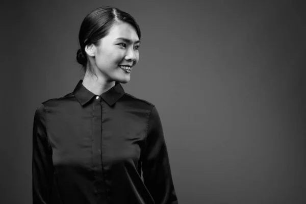 Siyah Gömlekli Güzel Asyalı Kadınının Gri Arka Planda Siyah Beyaz — Stok fotoğraf