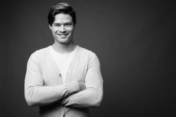 Estudio Joven Hombre Guapo Con Suéter Cárdigan Sobre Fondo Gris — Foto de Stock