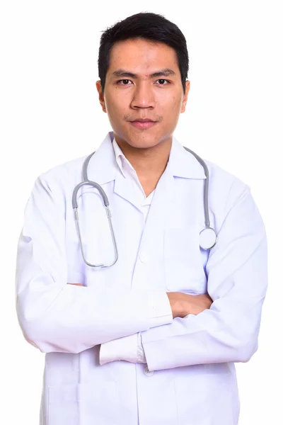 Studio záběr mladá Asijská lékaře stojí s rukama zkříženýma — Stock fotografie