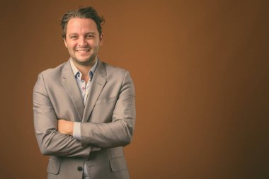 İtalyan işadamının kahverengi arka plandaki stüdyo görüntüsü