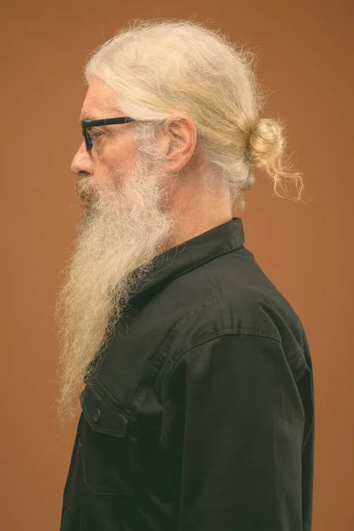 Портрет бородатого мужчины с длинными вьющимися волосами и бородой — стоковое фото