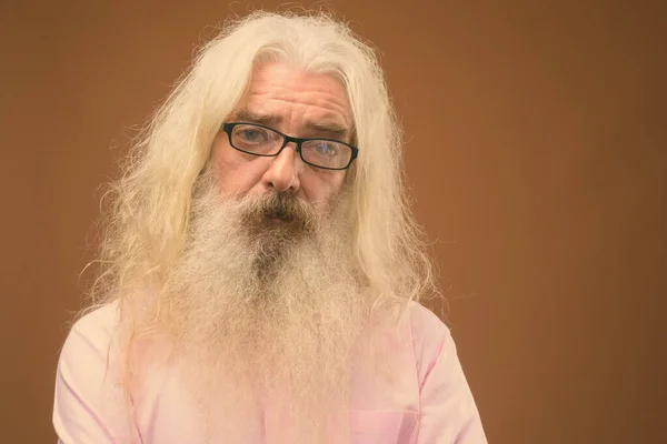 Retrato de homem barbudo sênior com longos cabelos encaracolados e barba — Fotografia de Stock