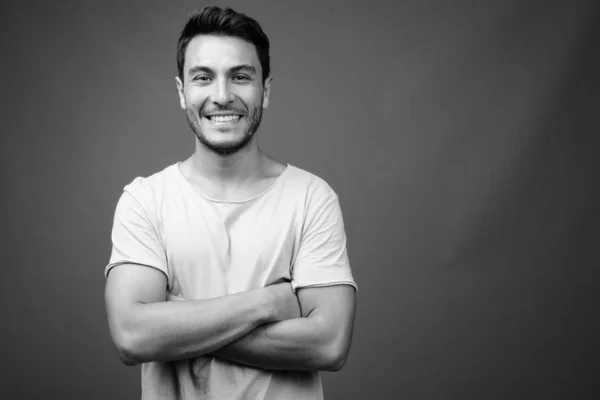 Studioaufnahme Eines Jungen Gut Aussehenden Hispanischen Mannes Vor Grauem Hintergrund — Stockfoto