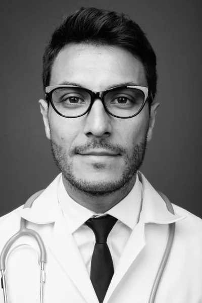 Estudio Joven Guapo Médico Hispano Con Anteojos Sobre Fondo Gris — Foto de Stock