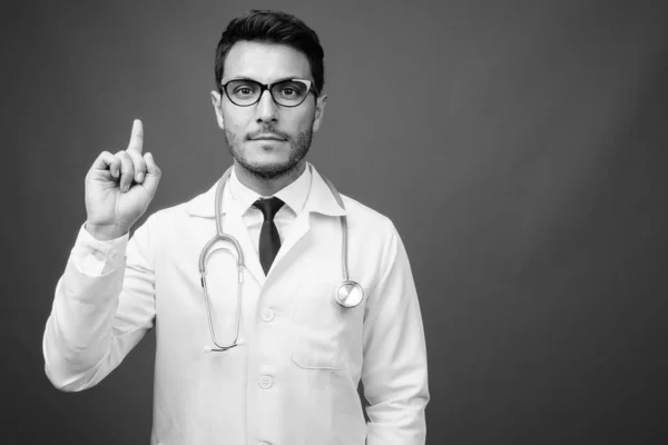 Studio Shot Jeune Homme Hispanique Beau Médecin Portant Des Lunettes — Photo