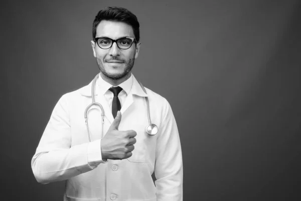 Studio Shot Jeune Homme Hispanique Beau Médecin Portant Des Lunettes — Photo