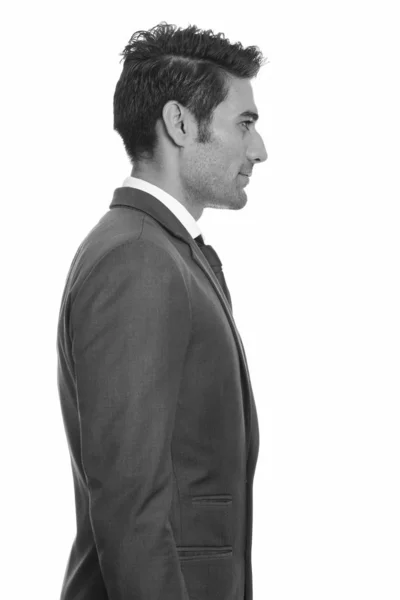 黒と白の白い背景を背景に隔離された訴訟で若いハンサムなペルシャのビジネスマンのスタジオショット — ストック写真