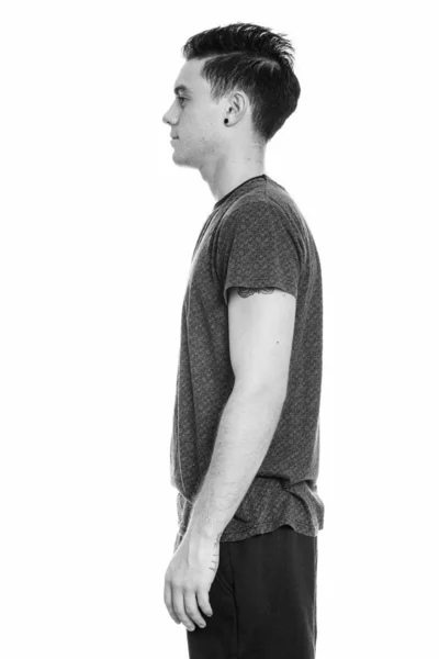 Профиль молодого человека, стоящего в черно-белом — стоковое фото