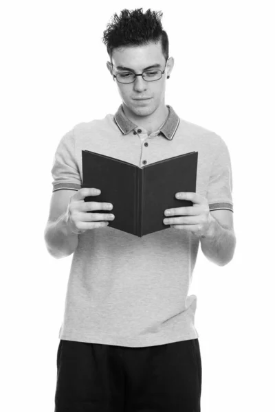 Studio záběr mladého muže, čtení knihy — Stock fotografie