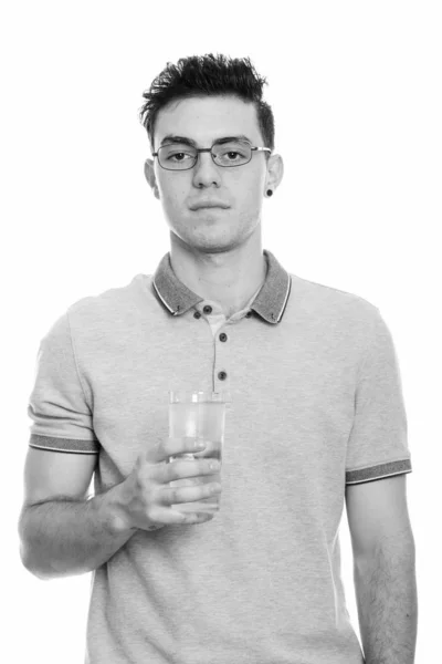 Studioaufnahme eines jungen Mannes mit einem Glas Wasser — Stockfoto