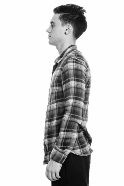 Widok profilu młodego mężczyzny stojącego w czerni i bieli — Zdjęcie stockowe