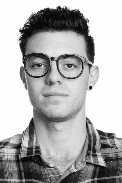 Retrato de joven hombre hipster guapo en blanco y negro — Foto de Stock