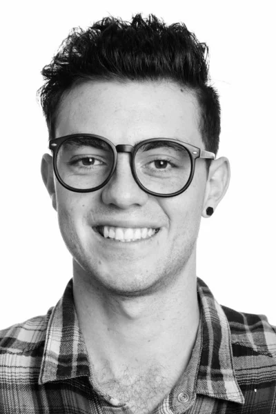 Gesicht eines glücklichen jungen Mannes, der lächelt und eine Brille trägt — Stockfoto