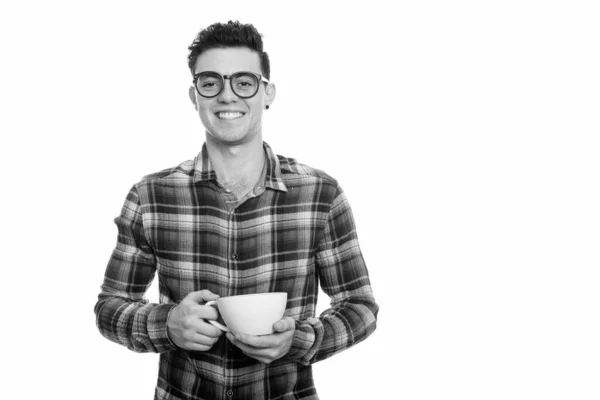 工作室拍摄的快乐年轻人拿着咖啡杯微笑的镜头 — 图库照片