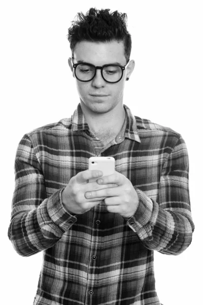 Студійний знімок молодого чоловіка за допомогою мобільного телефону — стокове фото