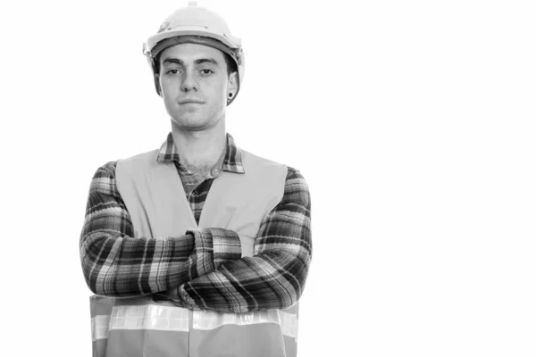 Studio bild av ung man byggnadsarbetare med armarna korsade — Stockfoto