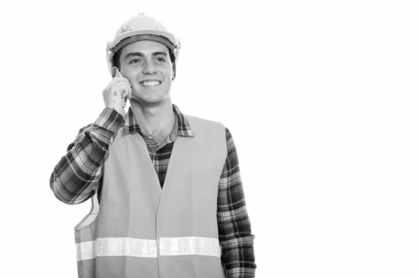 Glad ung man byggnadsarbetare talar i telefon — Stockfoto