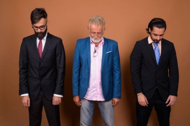 Üç etnik kökenli iş adamının stüdyoda çekilmiş görüntüleri.
