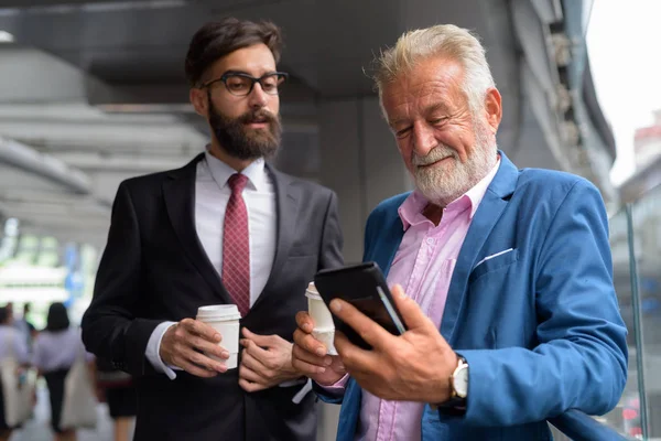 Twee multi-etnische bebaarde zakenmannen samen in de stad — Stockfoto