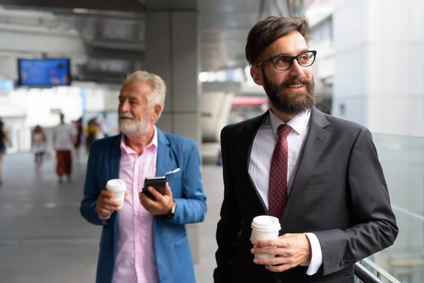 Twee multi-etnische bebaarde zakenmannen samen in de stad — Stockfoto