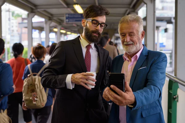 Twee multi-etnische bebaarde zakenmannen samen in de stad — Stockfoto