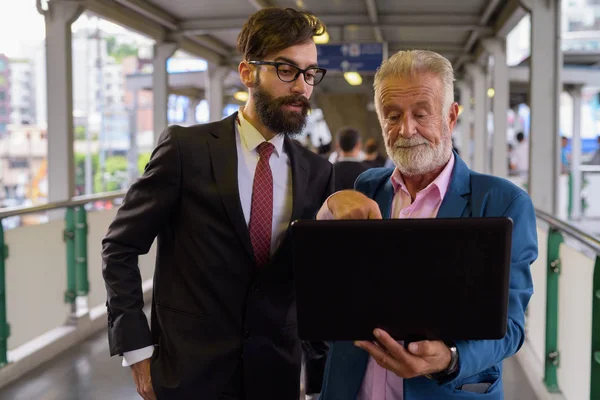 Twee multi-etnische bebaarde zakenmannen samen in de stad — Stockfoto