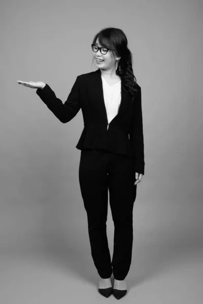 Studio Záběr Mladý Krásný Asijské Businesswoman Nosit Brýle Proti Šedé — Stock fotografie