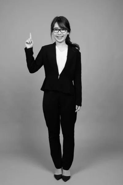 Студийный Снимок Молодой Красивой Азиатской Бизнесвумен Очках Сером Фоне Черно — стоковое фото