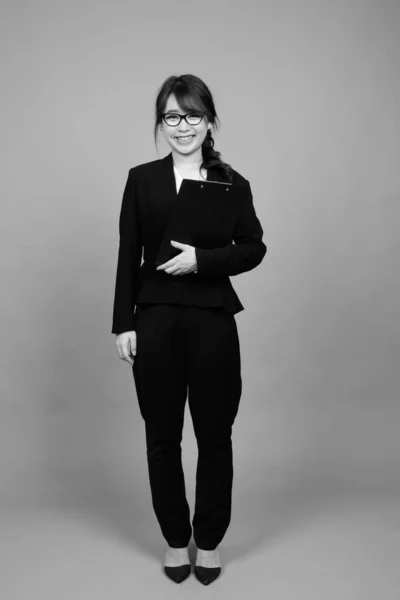 Studio Záběr Mladý Krásný Asijské Businesswoman Nosit Brýle Proti Šedé — Stock fotografie