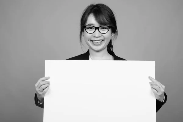 Studioaufnahme Einer Jungen Schönen Asiatischen Geschäftsfrau Mit Brille Vor Grauem — Stockfoto