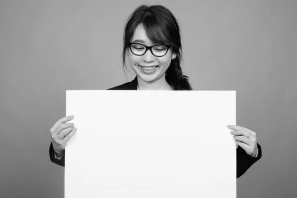 Estúdio Tiro Jovem Bela Empresária Asiática Vestindo Óculos Contra Fundo — Fotografia de Stock