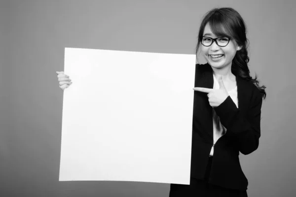 Studioaufnahme Einer Jungen Schönen Asiatischen Geschäftsfrau Mit Brille Vor Grauem — Stockfoto