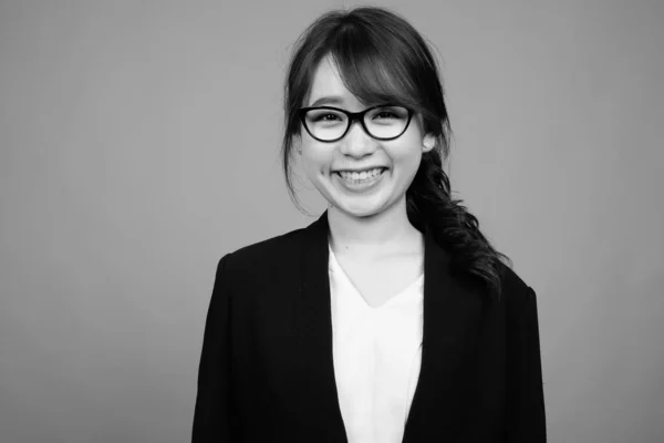 Estúdio Tiro Jovem Bela Empresária Asiática Vestindo Óculos Contra Fundo — Fotografia de Stock