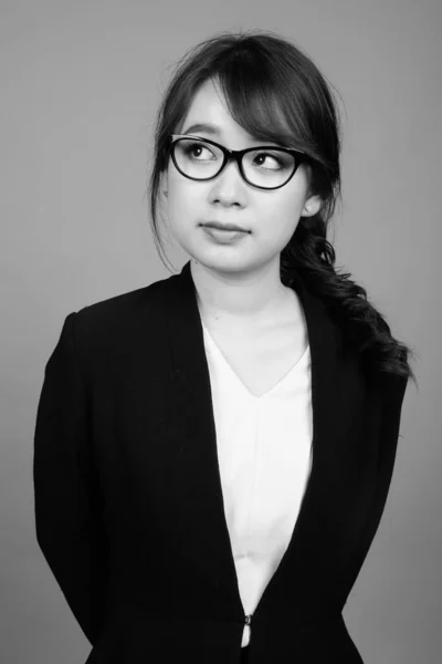 Genç Asyalı Kadınının Gri Arka Planda Siyah Beyaz Gözlük Taktığı — Stok fotoğraf