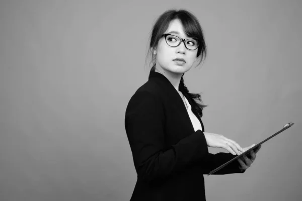 Estudio Tiro Joven Hermosa Mujer Negocios Asiática Con Gafas Graduadas —  Fotos de Stock