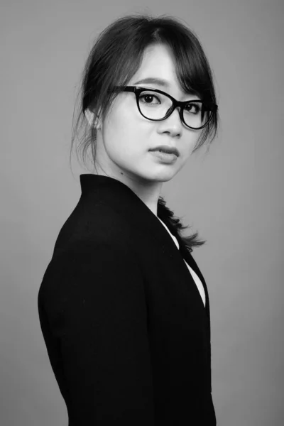 Studio Shot Jeune Belle Femme Affaires Asiatique Portant Des Lunettes — Photo