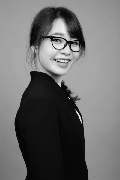 Studio Shot Jeune Belle Femme Affaires Asiatique Portant Des Lunettes — Photo