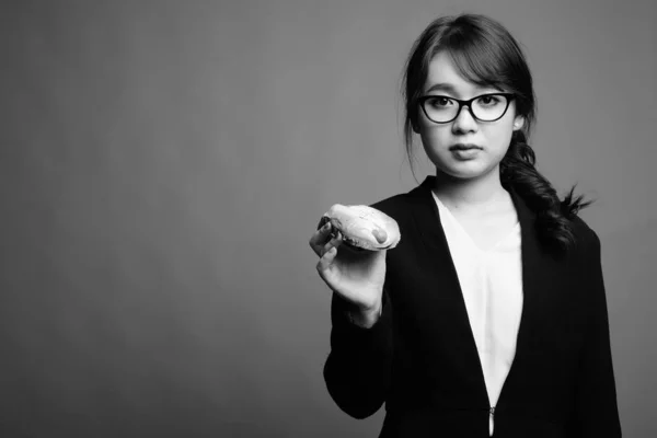 Genç Asyalı Kadınının Gri Arka Planda Siyah Beyaz Gözlük Taktığı — Stok fotoğraf