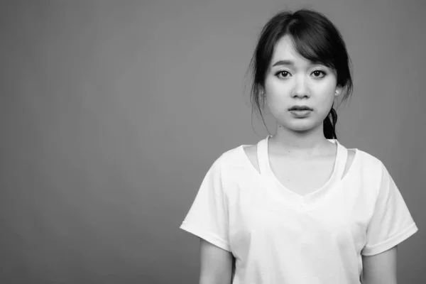 白と黒の灰色の背景に対して若い美しいアジア女性のスタジオ撮影 — ストック写真