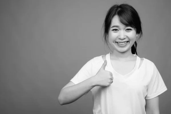 Estudio Joven Hermosa Mujer Asiática Sobre Fondo Gris Blanco Negro —  Fotos de Stock