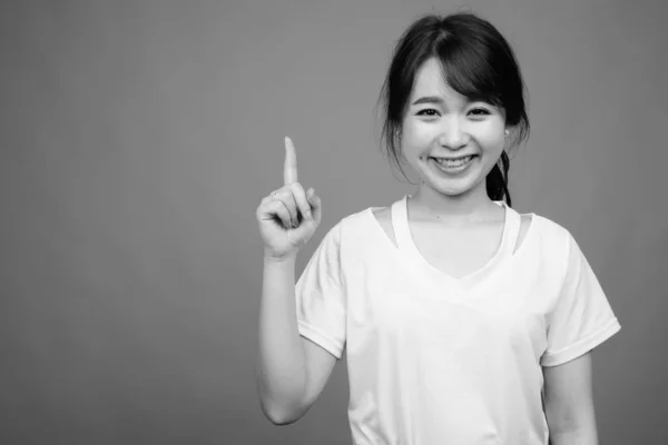 Studio Shot Van Jonge Mooie Aziatische Vrouw Tegen Grijze Achtergrond — Stockfoto