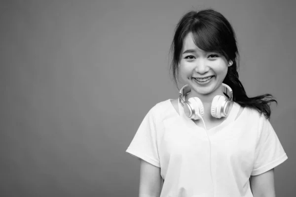 白と黒の灰色の背景に対して若い美しいアジア女性のスタジオ撮影 — ストック写真