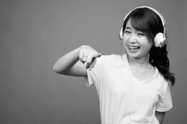 Studio Shot Van Jong Mooi Aziatisch Vrouw Luisteren Naar Muziek — Stockfoto