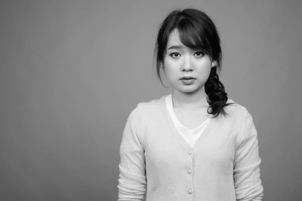 Studio Shot Van Jonge Mooie Aziatische Vrouw Tegen Grijze Achtergrond — Stockfoto