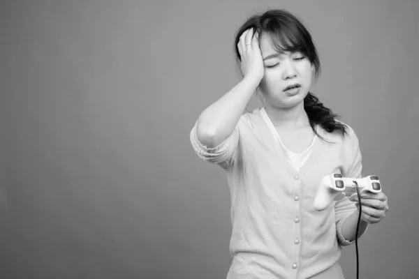 Estudio Joven Hermosa Mujer Asiática Sobre Fondo Gris Blanco Negro —  Fotos de Stock