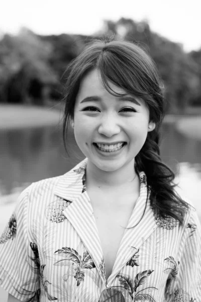 Портрет Молодої Красивої Азіатської Туристичної Жінки Яка Відпочиває Парку Чорно — стокове фото