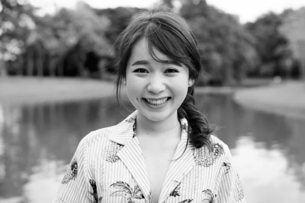 黒と白の公園でリラックス若い美しいアジアの観光客の女性の肖像画 — ストック写真